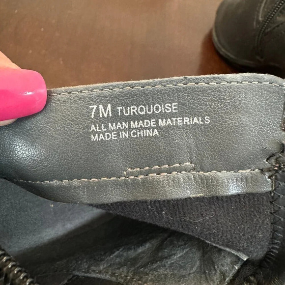 Women's Aerosoles Turquoise Tassel Accent Black Faux Leather Ankle Boots. Size 7 - Picture 5 of 6